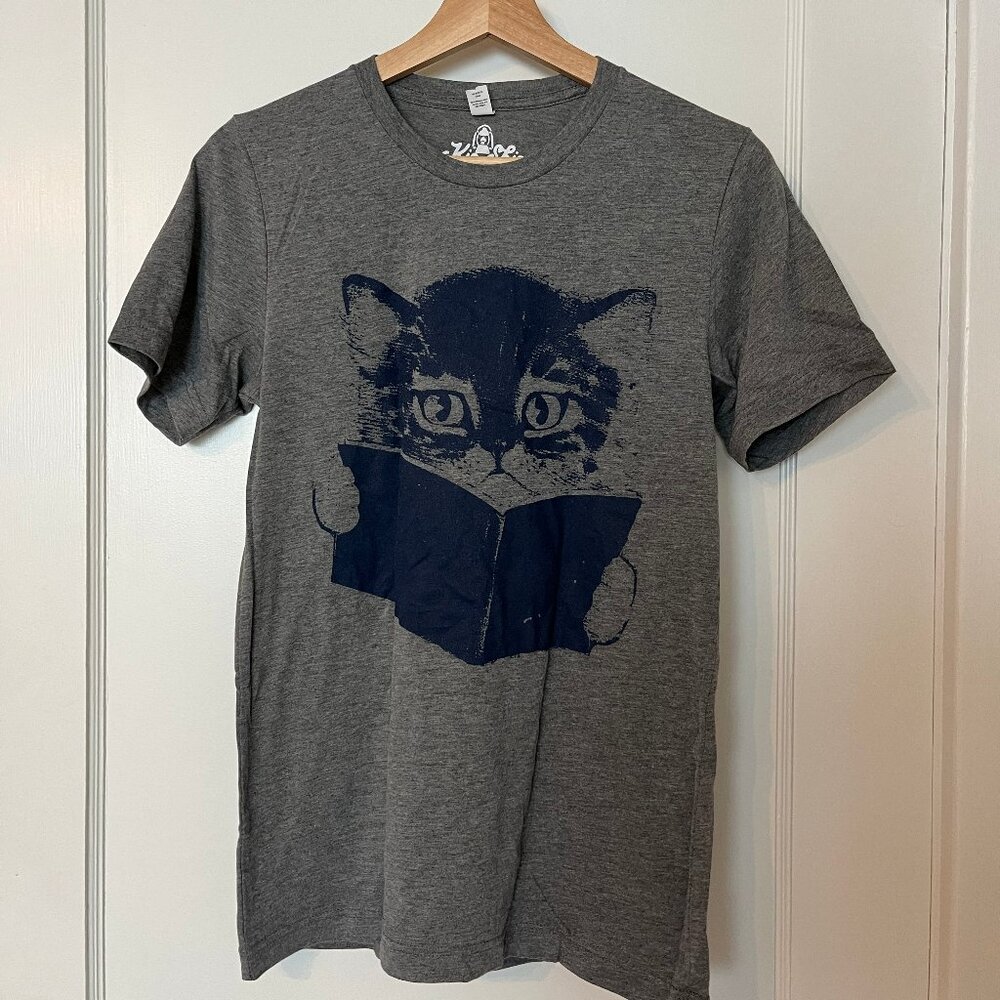 Kitty Reading a Book Graphic Tee, in Gray